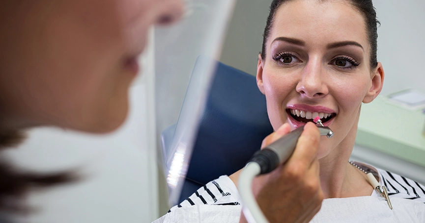 Uśmiechnięta kobieta u dentysty