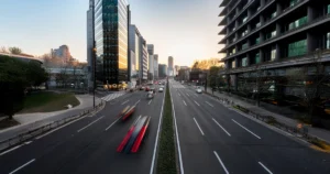 Ruchliwa ulica w centrum miasta – panorama nowoczesnych biurowców i pojazdów w ruchu