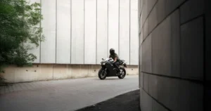 Motocyklista jadący w miejskim otoczeniu – ryzyko wypadku w ruchu drogowym