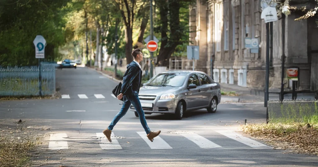 Pieszy przechodzący przez pasy, nadjeżdżający samochód – zagrożenie potrąceniem