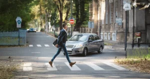 Pieszy przechodzący przez pasy, nadjeżdżający samochód – zagrożenie potrąceniem