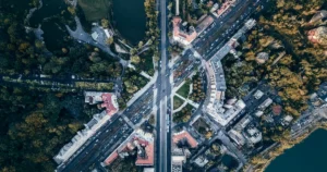 Skrzyżowanie drogowe widziane z lotu ptaka – symbol sieci komunikacyjnej i ryzyka kolizji