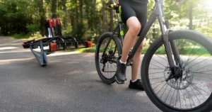 Rowerzysta zatrzymany na drodze leśnej – potencjalne zagrożenie potrąceniem