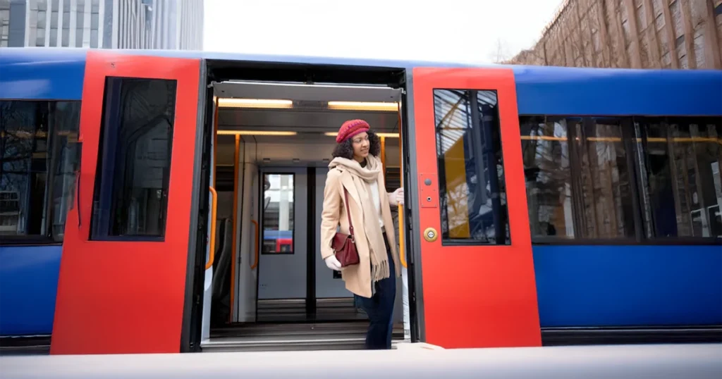 Pasażerka wychodząca z miejskiego pociągu – ryzyko wypadku podczas podróży