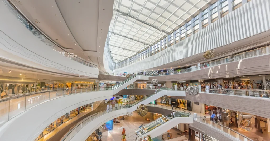 nowoczesne centrum handlowe z ruchomymi schodami i sklepami na kilku poziomach