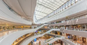 nowoczesne centrum handlowe z ruchomymi schodami i sklepami na kilku poziomach