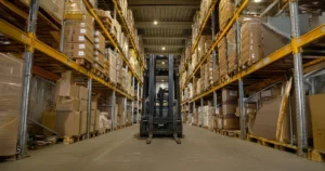 Wózek widłowy w alejce magazynowej – zagrożenie w miejscu pracy